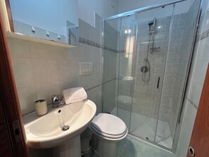 Dusche, Haartrockner, Bidet, Handtücher