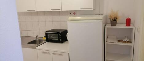 Jääkaappi, liesi, keittoastiat/astiat/ruokailuvälineet