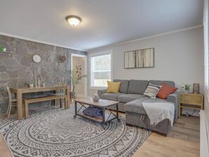 Leilighet – superior, 1 queensize-seng med sovesofa | Oppholdsområde | En 48-tommers smart-TV med digitale kanaler samt Netflix og Hulu