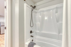 Free toiletries, hair dryer, towels, soap - Mt Air Motel (Welches)