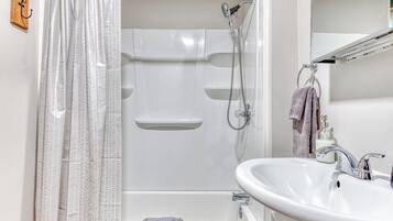 Une salle de bain moderne équipée d’une douche, d’une baignoire et d’un lavabo.