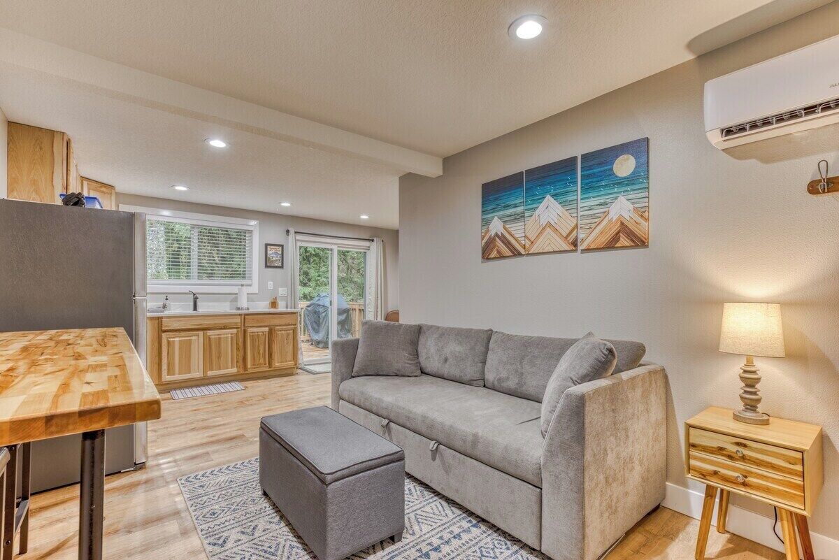 48-英寸智能电视（配备数码频道）、Netflix、Hulu