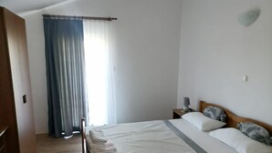 Room - Apartments Libertas - One Bedroom Apartment with Terrace and Sea View - (5) (Rogoznica)