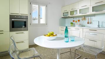 Réfrigérateur, un four, surface de cuisson, cafetière-théière