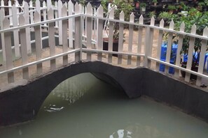 A white picket bridge over a body of water. - Puzhehei Qingshui Lianyi Boutique Inn (Qiubei)