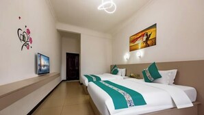 A hotel room with two beds, a painting on the wall, a framed picture, and a decorative wall decal. - Puzhehei Qingshui Lianyi Boutique Inn (Qiubei)