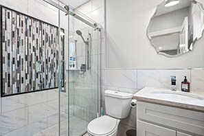 Dusche, Haartrockner, Handtücher, Seife