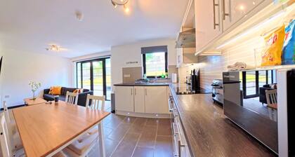 2 Bed 2 Bath Garden Apartment - The Greenway Getaway!