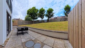 Outdoor dining - 2 Bed 2 Bath Garden Apartment - The Greenway Getaway! (Castlereagh)