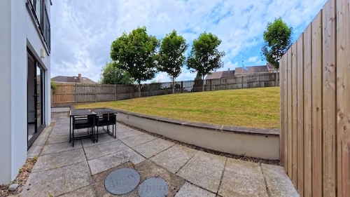 2 Bed 2 Bath Garden Apartment - The Greenway Getaway!
