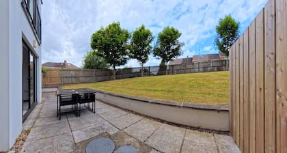 2 Bed 2 Bath Garden Apartment - The Greenway Getaway!