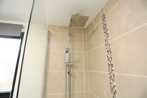 Dusche, Handtücher, Seife, Shampoo