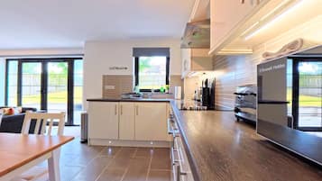 Kühlschrank, Mikrowelle, Ofen, Wasserkocher