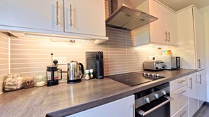 Fridge, microwave, oven, electric kettle - 2 Bed 2 Bath Garden Apartment - The Greenway Getaway! (Castlereagh)