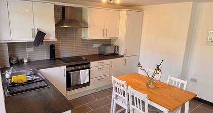 The Greenway Getaway - Fantastic Location - 2 Bed, 2 Bath Garden Apartment