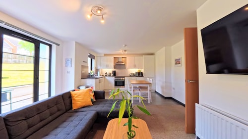 2 Bed 2 Bath Garden Apartment - The Greenway Getaway!