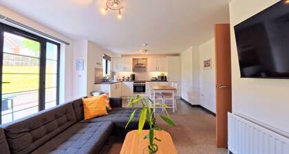 2 Bed 2 Bath Garden Apartment - The Greenway Getaway!