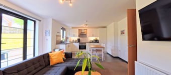 2 Bed 2 Bath Garden Apartment - The Greenway Getaway!