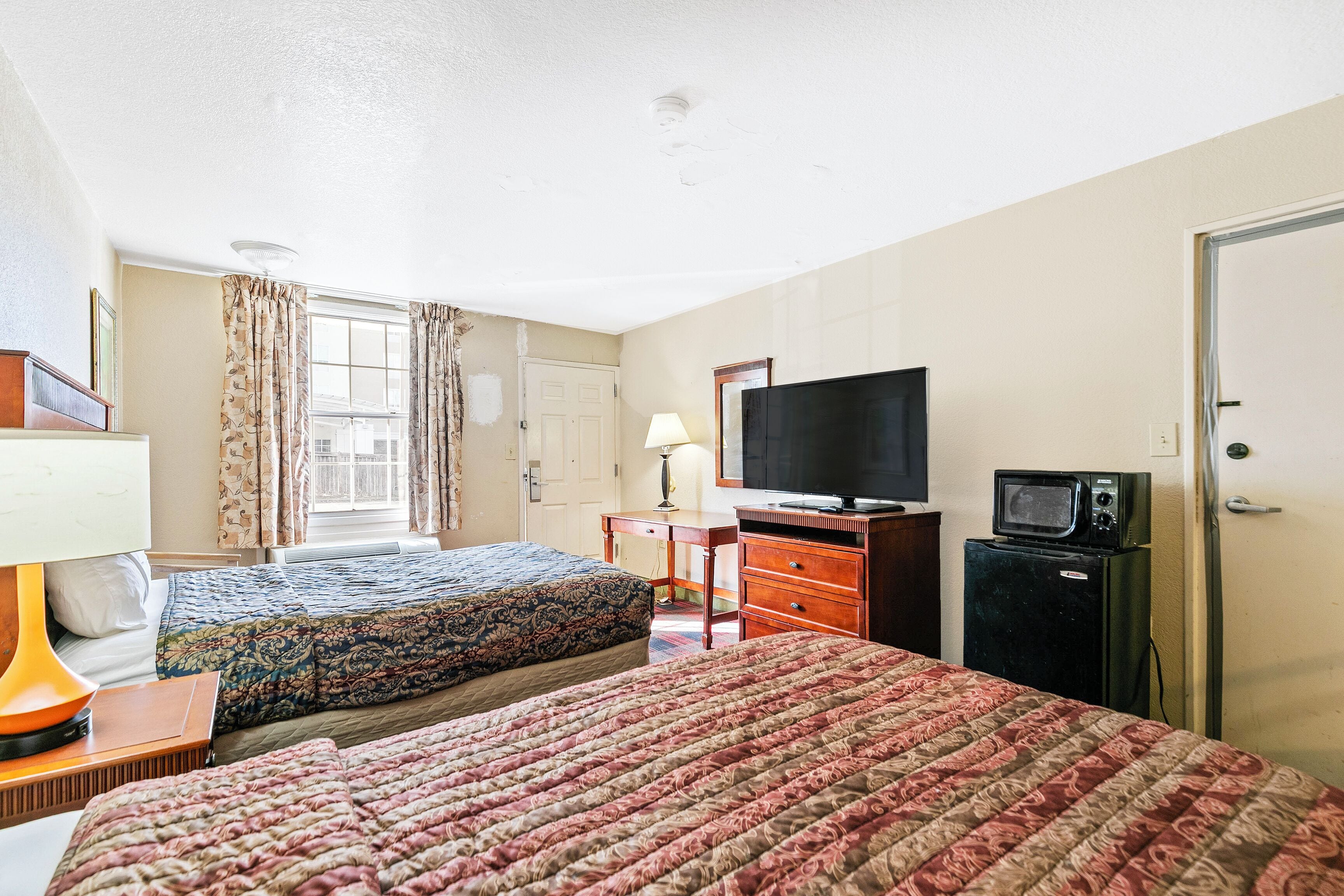 Δωμάτιο, 2 Queen Κρεβάτια, Καπνιστών | Γραφείο, σίδερο/σιδερώστρα, δωρεάν Wi-Fi, κλινοσκεπάσματα 