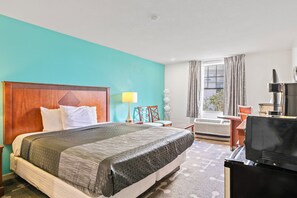 尊荣客房, 1 张特大床, 无烟房 | 办公桌、熨斗/熨板、免费 WiFi、床单