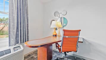 Premium kamer, 1 kingsize bed, niet-roken | Een bureau, een strijkplank/strijkijzer, gratis wifi, beddengoed