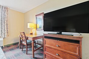 Kamer, 2 queensize bedden, niet-roken | Een bureau, een strijkplank/strijkijzer, gratis wifi, beddengoed