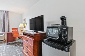 Chambre Premium, 1 très grand lit, non-fumeurs | Bureau, fer et planche à repasser, Wi-Fi gratuit, draps fournis
