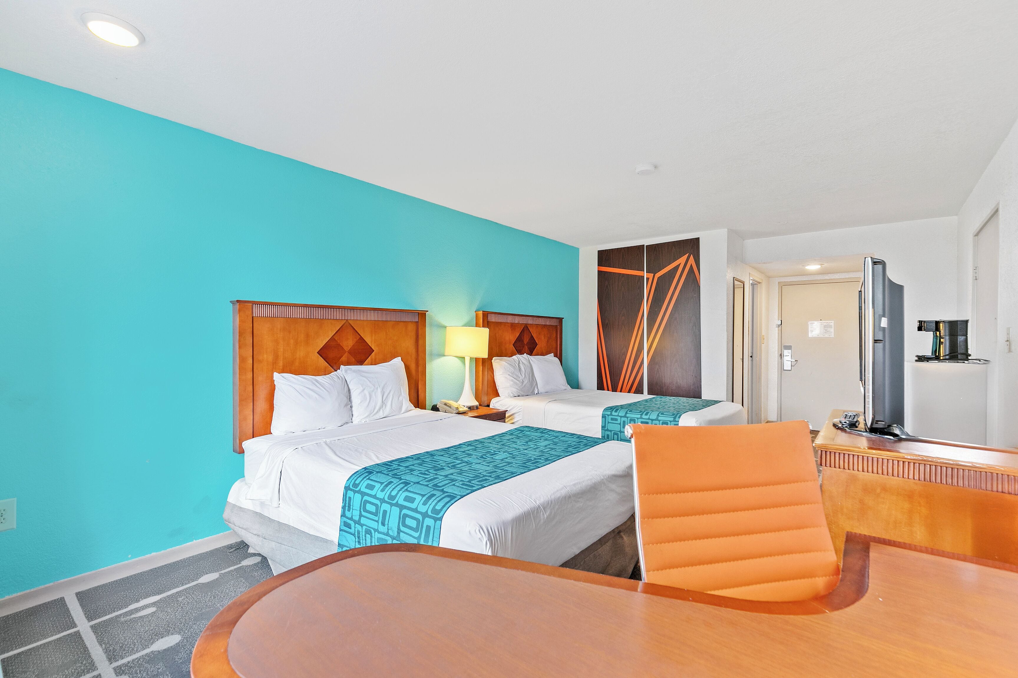 Premium Δωμάτιο, 2 Queen Κρεβάτια, Μη Καπνιστών | Γραφείο, σίδερο/σιδερώστρα, δωρεάν Wi-Fi, κλινοσκεπάσματα 