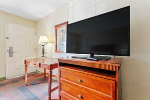 Quarto, 2 camas Queen, para fumantes | Escrivaninha, ferros/tábuas de passar roupa, Wi-Fi de cortesia