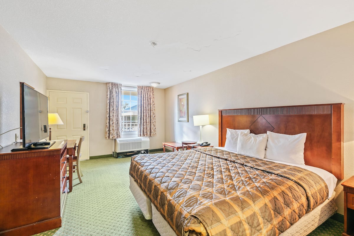 Værelse - 1 kingsize-seng - ryger | Skrivebord, strygejern/strygebræt, gratis Wi-Fi, sengetøj