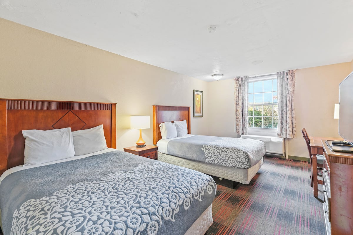 Værelse - 2 queensize-senge - ikke-ryger | Skrivebord, strygejern/strygebræt, gratis Wi-Fi, sengetøj