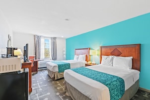 Quarto premium, 2 camas Queen, para não fumantes | Escrivaninha, ferros/tábuas de passar roupa, Wi-Fi de cortesia