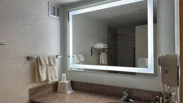 Perlengkapan mandi gratis, pengering rambut,  dan handuk