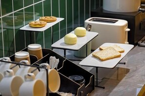 Una encimera de cocina con diversos alimentos y utensilios.