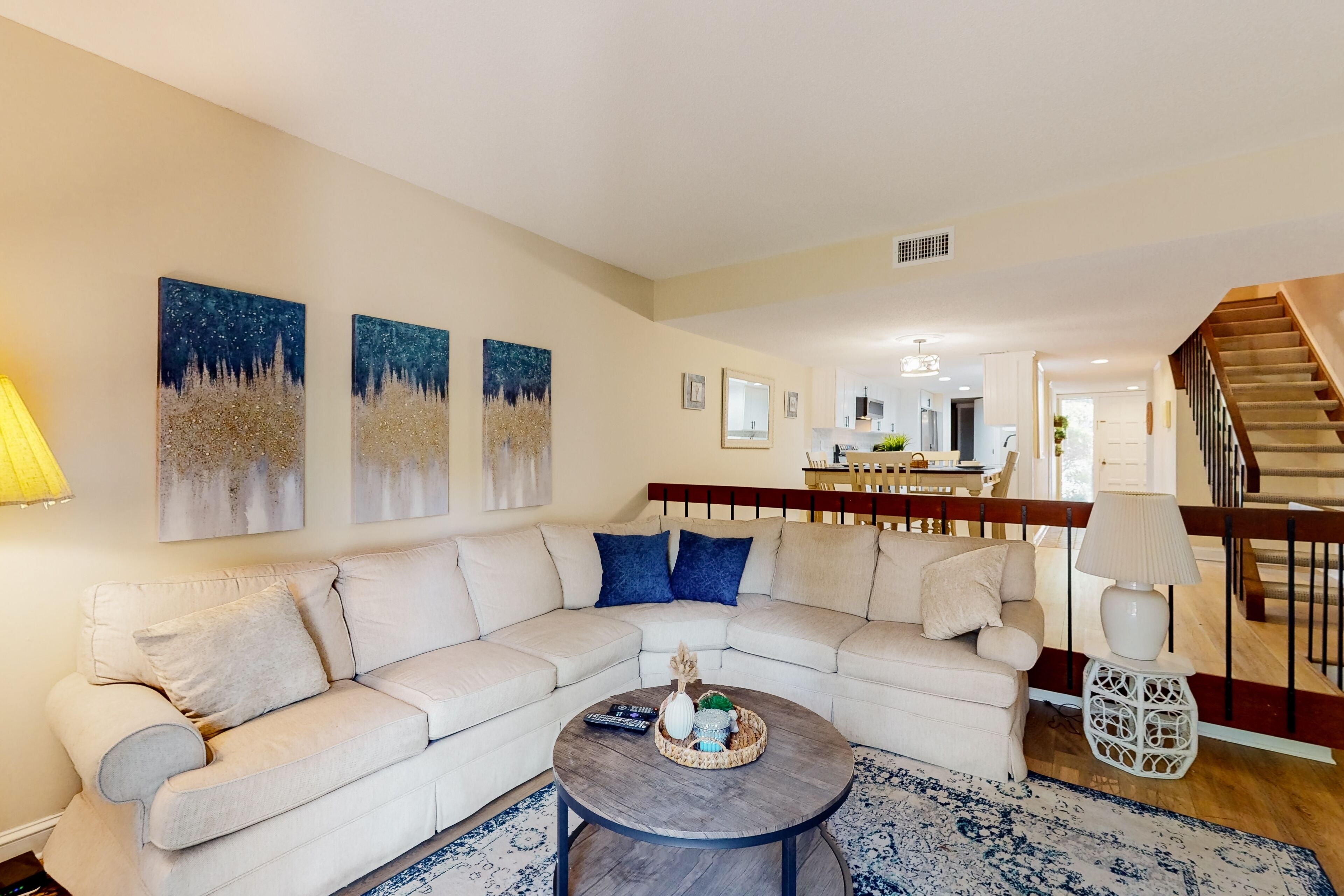 Updated townhouse with pool - short walk to Harbour Town and Marina