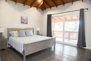 4 bedrooms, iron/ironing board, free WiFi, bed sheets - Blue Paradise House, Lawson Rock (Sandy Bay)