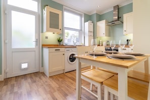 Dining - Cosy Green End Retreat (Wakefield)