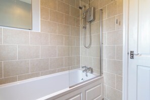 Haartrockner, Handtücher, Toilettenpapier
