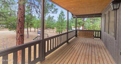 Cozy 4-bedroom cabin in charming Heber-Overgaard with WiFi