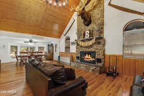 Interior - Cozy 4-bedroom cabin in charming Heber-Overgaard with WiFi (Heber-Overgaard)