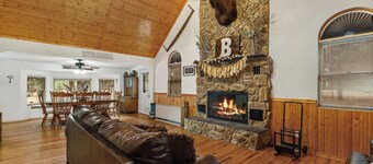 Cozy 4-bedroom cabin in charming Heber-Overgaard with WiFi