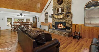 Cozy 4-bedroom cabin in charming Heber-Overgaard with WiFi