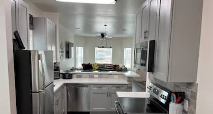 Three-Bed Home w/ POOL in Fabulous Houston Medical Center South - Sleeps 12
