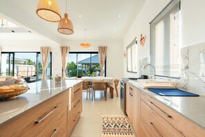 Fridge, microwave, oven, stovetop - Lady Anne's villa, a new & modern, cosy in Grand-Bay, 3 mins drive to the beach (Grand Baie)