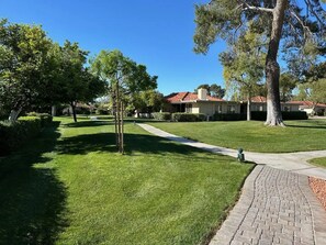 Property grounds - Lovely Home 2 BR/2BA Scottsdale, 3 heated Pools & Hot Tubs, EV charging (Scottsdale)