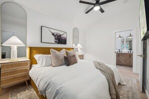 3 Schlafzimmer, Schreibtisch, Bügeleisen/Bügelbrett, Reisekinderbett