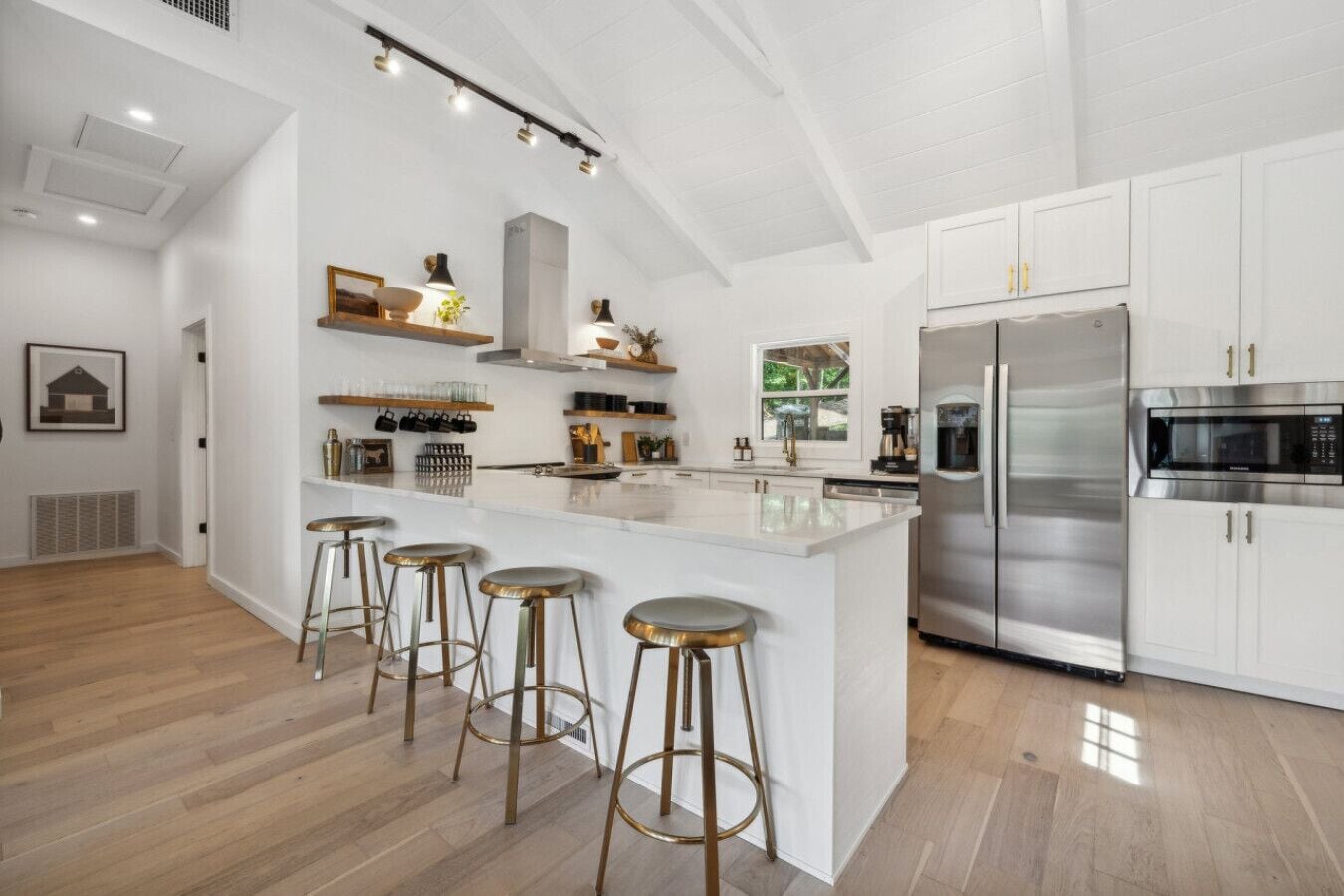 Réfrigérateur, four à micro-ondes, un four, surface de cuisson