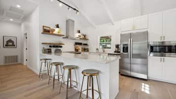 Réfrigérateur, four à micro-ondes, un four, surface de cuisson