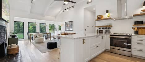 ثلاجة، ميكروويف، فرن، موقد طهي مسطح