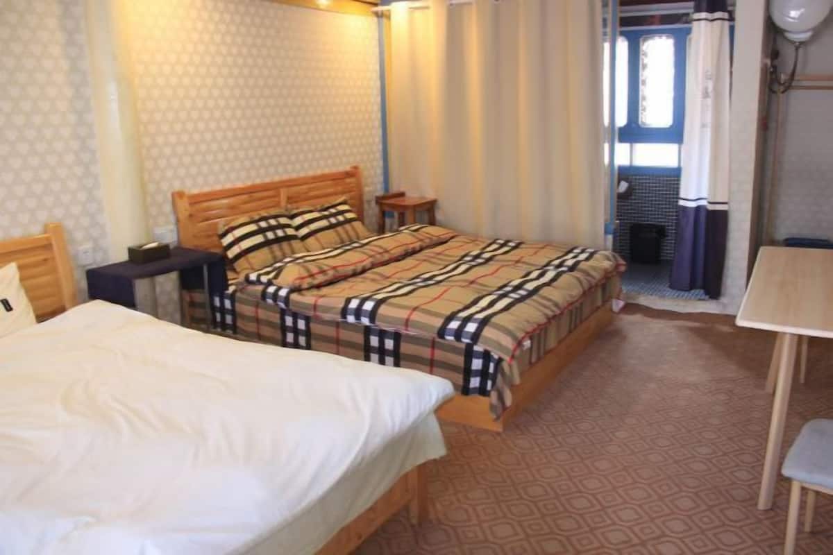 Une chambre à coucher avec un lit, une table de chevet et une petite table accompagnée d’une chaise.